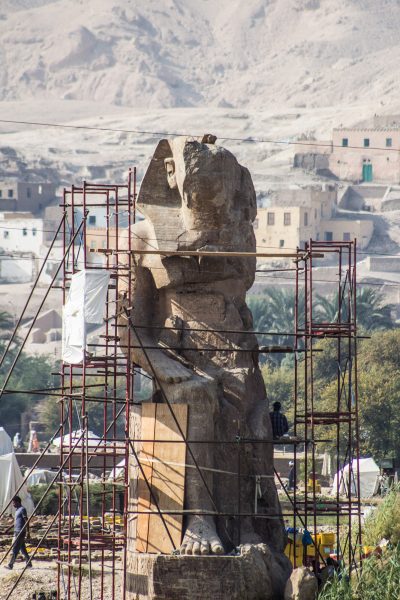 Статуи в Поминальном храме Аменхотепа III