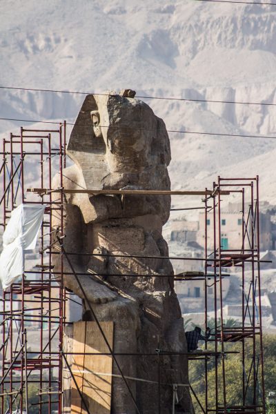 Статуи в Поминальном храме Аменхотепа III